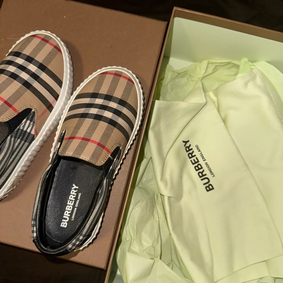 Burberry kids shoe - Picture 2 of 4